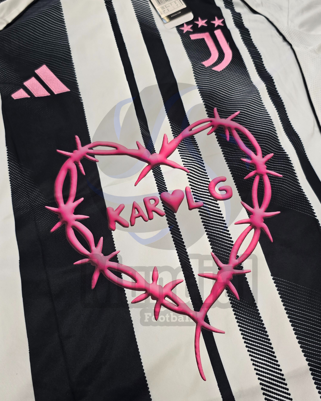 CAMISETA JUV3NTUS X K4R0L G