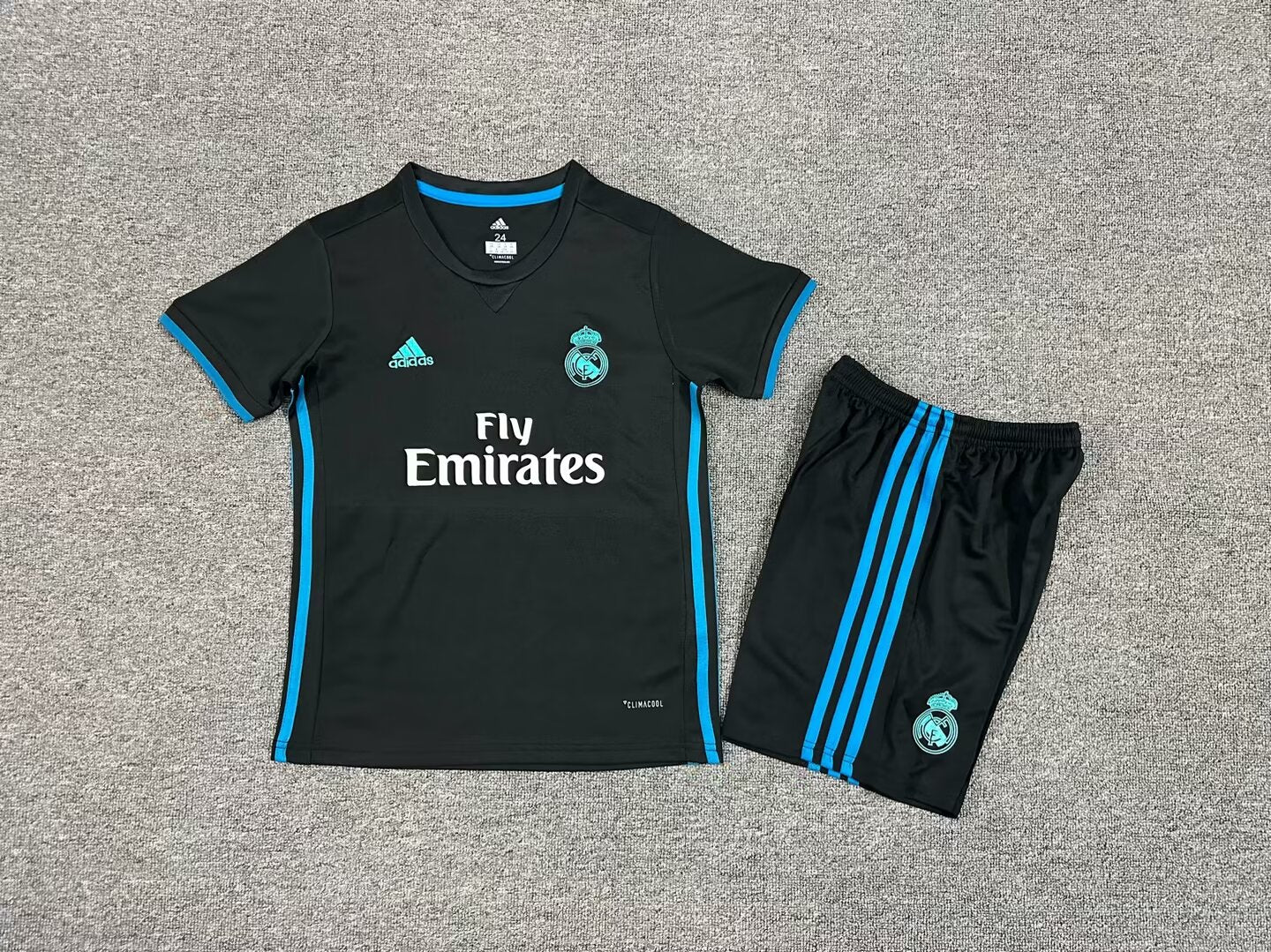 CONJUNTO NIÑO RETRO R.M4DR1D 17/18