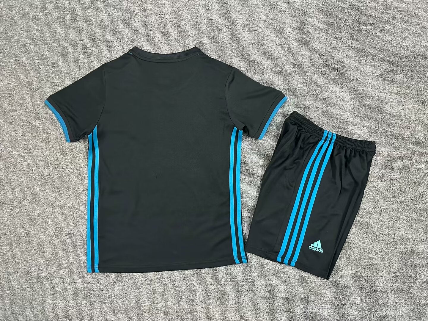 CONJUNTO NIÑO RETRO R.M4DR1D 17/18