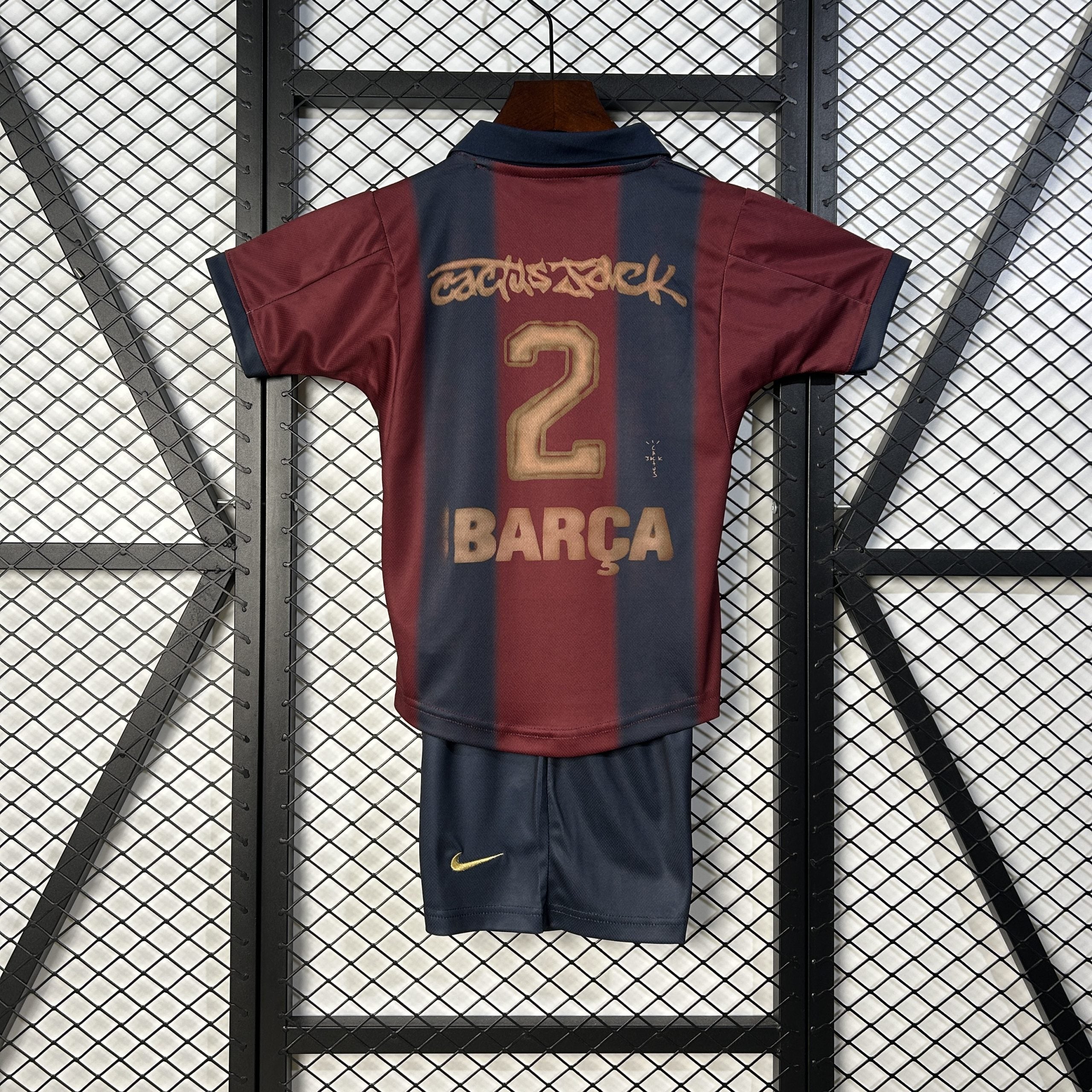 CONJUNTO NIÑO BCN4 X TR4V!S 25/26