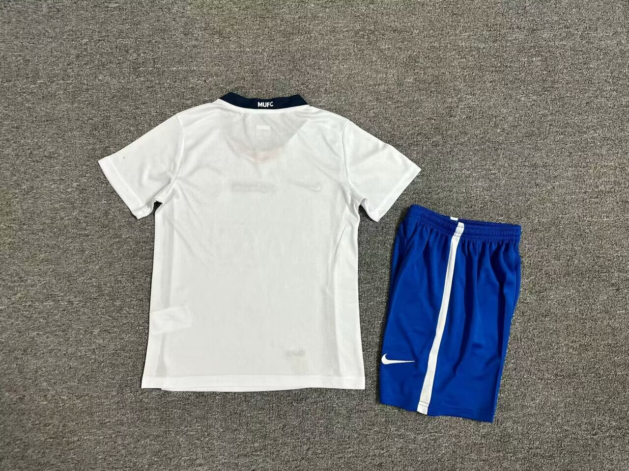CONJUNTO NIÑO RETRO MANCHESTER UNITED 08/09